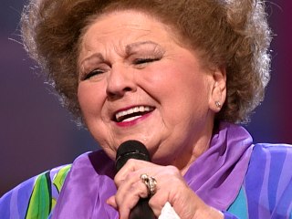 Bill & Gloria Gaither - O How I Love Jesus Medley