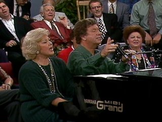 Bill & Gloria Gaither - Away In A Manger / O Come, All Ye Faithful (Medley/Live)