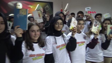 İstanbul- 'kitap Avcıları' Metrobüste