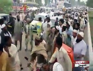 خیبرپختوخواں پولیس کا بزرگ کے ساتھ ایسا سلوک کے انسانیت بھی کانپ جائے، ویڈیو دیکھیں