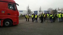 Les Gilets jaunes acceptent de laisser rentrer quatre camions vers la plateforme Auchan