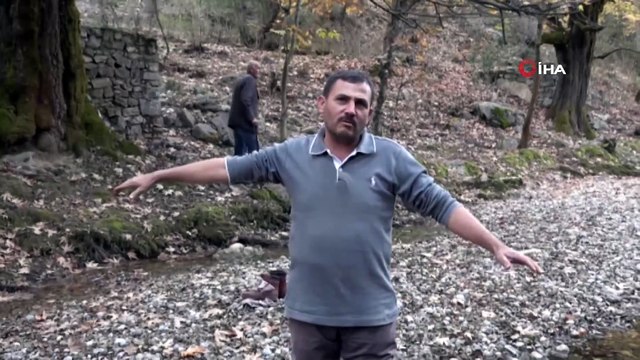 Bahçe sahibi yolu kapattı, köylüler dereden tepeden ulaşım sağlamaya başladı- Tek endişeleri kışın deredeki suların yükselmesi- Antalya'da yolu kapatılan köylülerin isyanı