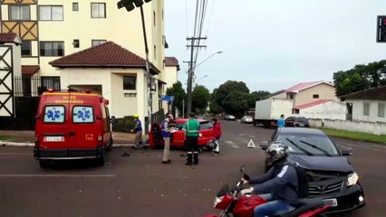 Carro atinge poste em grave colisão no Bairro Neva