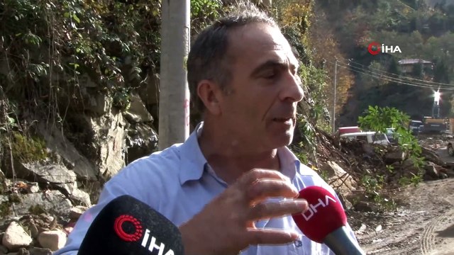 Sellerin yıkamadığı köprüye yol çalışması zarar verdi...300 yıllık köprünün bir tarafı yol genişletme çalışmasına kurban gitti