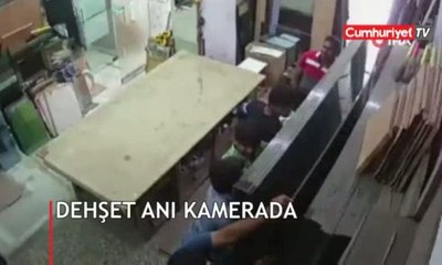 Cam yığını işçilerin üzerine devrildi