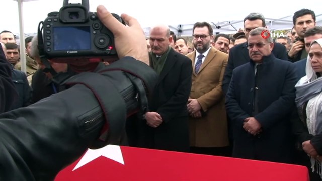 Şehit polis memurunun tabutunu Süleyman Soylu taşıdı