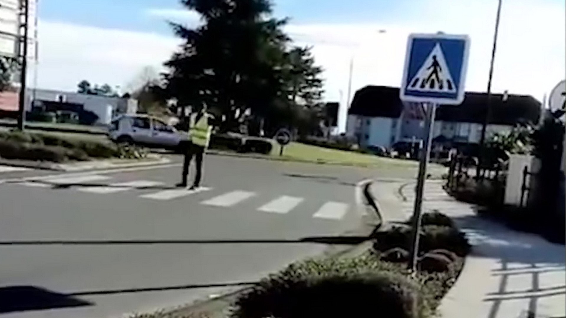 Un Gilet Jaune Bloque Tout Seul Un Rond Point Sous Le Fou