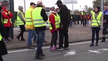 Un Gilet Jaune Bloque Tout Seul Un Rond Point Sous Le Fou