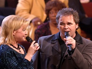 Bill & Gloria Gaither - Keep Walkin' On