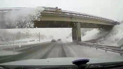 Pare brisé éclaté à cause de la neige projetée d'un camion