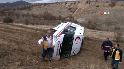 Hasta almaya giden ambulans devrildi