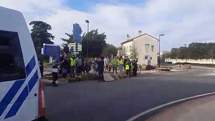 Gilets jaunes : la Marseillaise à l'arrivée des CRS à Orange