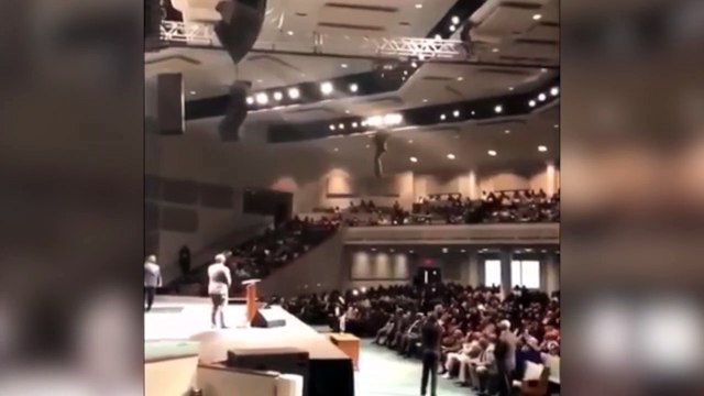 Una entrada de película: cura vuela en una iglesia de Estados Unidos