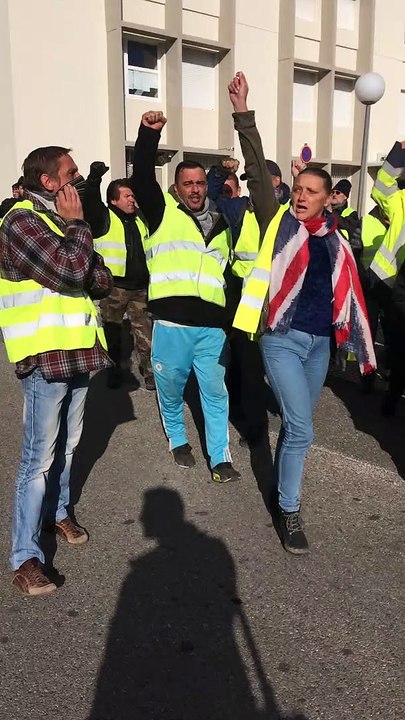 Gilets jaunes : les manifestants ont bloqué les impôts à Carpentras