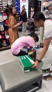 Como um troll experimenta umas sapatilhas na loja antes de as comprar