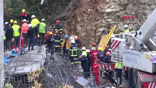 Göçük Altından Yaralı Kurtarılan İşçinin Çıkarılma Anı