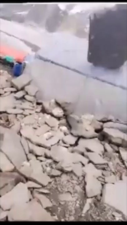 Un énorme rocher chute sur le camp de base de Spantik et frôle des alpinistes