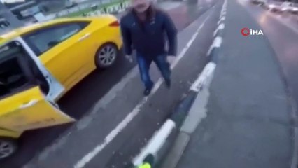 Ticari taksi sürücüsünün motosiklet sürücüsüne bıçak çektiği anlar kamerada