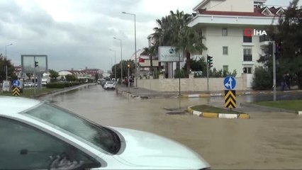Manavgat'ta Yağmur Suları Sebebiyle Bazı Araçlar Yolda Kaldı