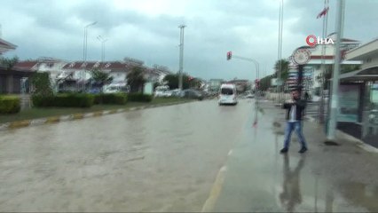 Manavgat'ta yağmur suları sebebiyle bazı araçlar yolda kaldı
