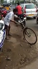 Un homme ivre tente de reprendre la route à vélo