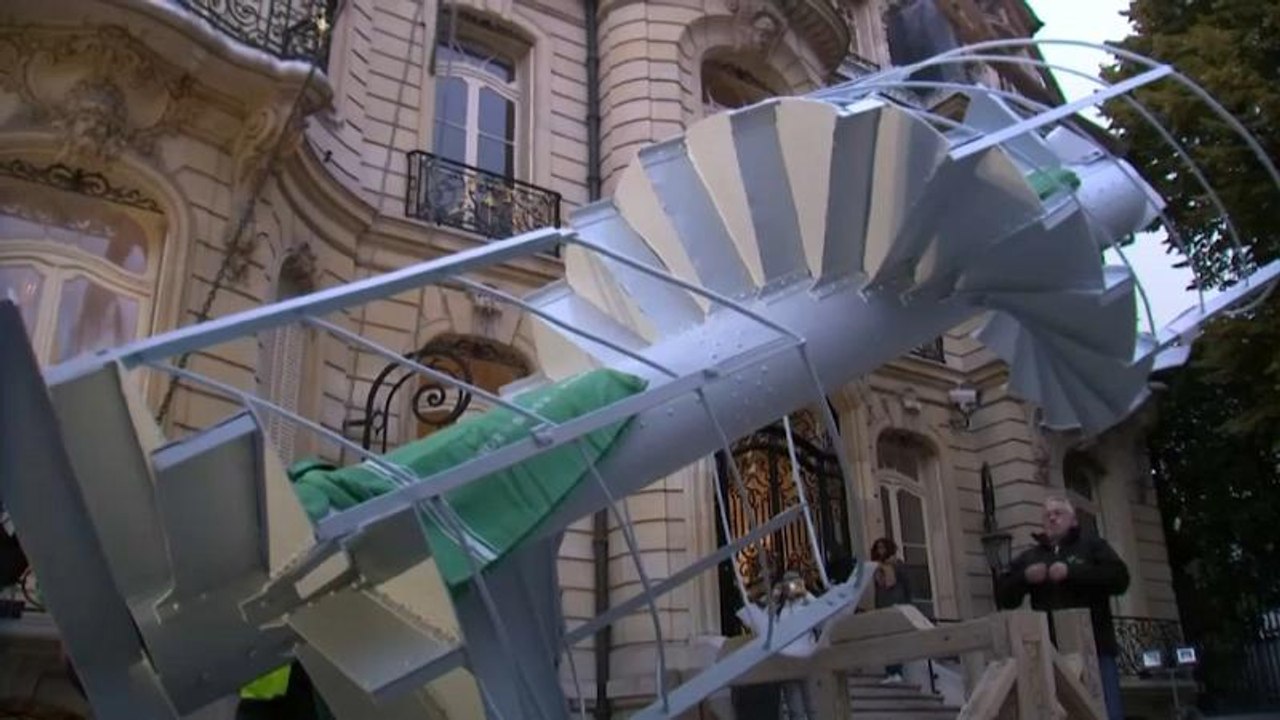 Eiffel Tower staircase fetches big bucks at auction