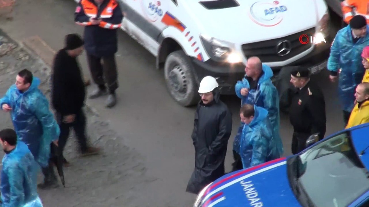 Kocaeli Valisi Hüseyin Aksoy göçük bölgesinde incelemelerde bulundu