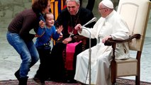 Papa Francesco, fuori programma con bimbo: 