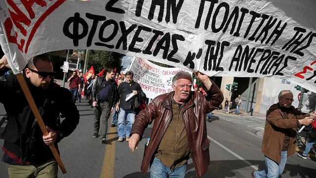 Греки требуют повышения зарплат и пенсий