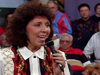 Bill & Gloria Gaither - Mary Wrapped A Present