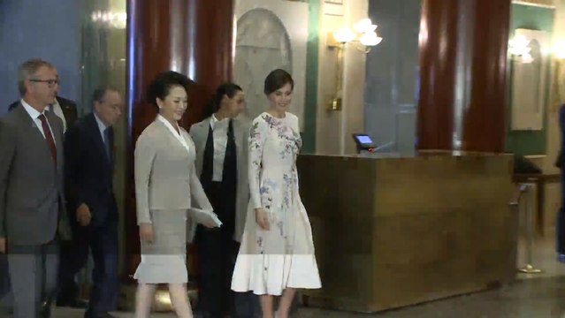 La reina Letizia rinde homenaje a China con su estilismo