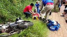 Motociclista perde o controle e atinge poste na Rua Indira Gandhi