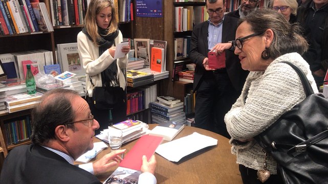 François Hollande en dédicace a Nantes : « La rose est un peu fanée »