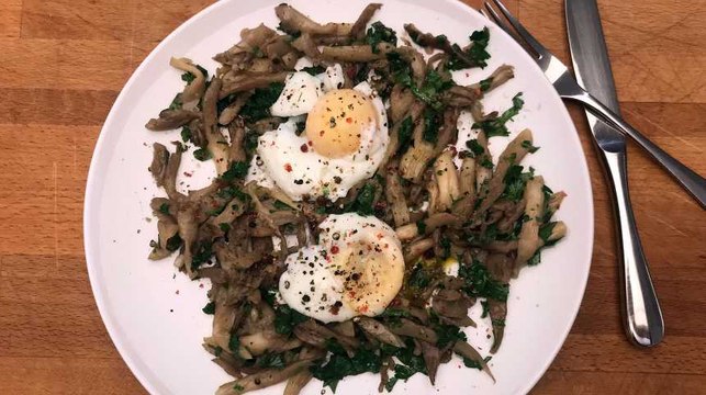 Recette : Poêlée de champignons des bois, persil plat et oeuf poché aux épices