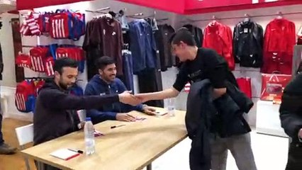 Molinero y Carmona Firman Autógrafos en la Tienda del Sporting