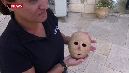Cisjordanie : des archéologues présentent un masque rare vieux de 9.000 ans