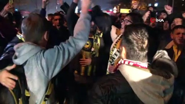 Fenerbahçeli taraftarlar Ersun Yanal için toplandı