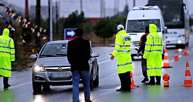 Polis, 33 Bin TL Para Cezası Kestiği 3 Sürücüye Baklava İkram Etti
