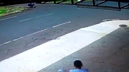 Câmera flagra forte colisão entre motos no Riviera