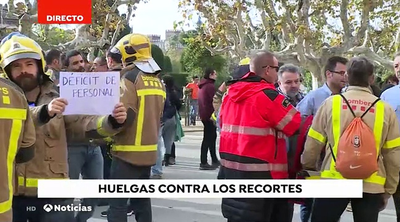 Tensión en el Parlament de Cataluña durante la protesta de los bomberos y los médicos