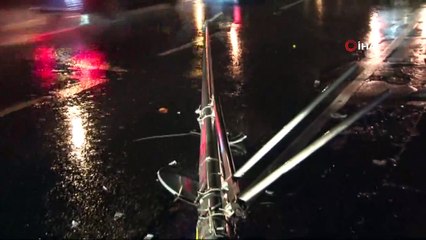 Lüks otomobilin çarptığı aydınlatma direği yola devrildi