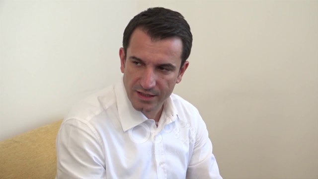 Ora News - Veliaj viziton një familje të Unazës: Banesat sociale mund t’i mbani pa afat