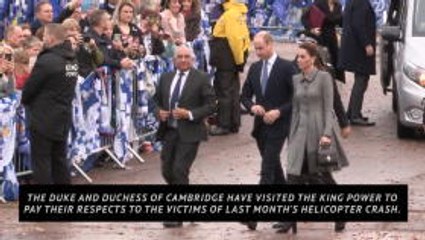 Video herunterladen: Duke and Duchess of Cambridge pay tribute to Leicester crash victims