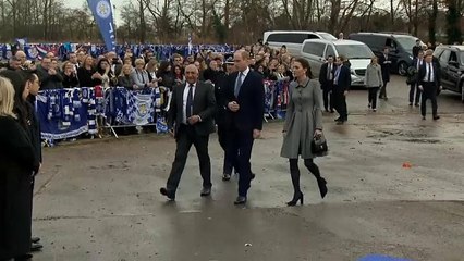 Βρετανία: Κέιτ και Ουίλιαμ τίμησαν τα θύματα της συντριβής ελικοπτέρου