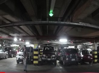 La policía nacional ya se encuentra tras la pista de las dos mujeres acusadas presuntamente de robara un auto al interior de un estacionamiento