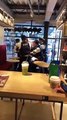 6 policiers pour 1 énervé dans un Starbucks au Japon !