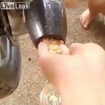Machine à pop-corn ? Pot d'échappement d'une moto !