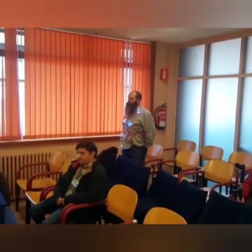 Protesta, envuelto en luces de Navidad, por el gasto en alumbrado navideño en Vigo