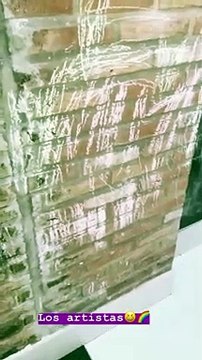 Paula quejándose que los artistas le pintan las paredes jajaja - 28 de Noviembre