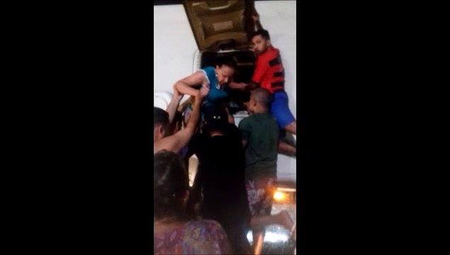 Passageiros saem pelo teto após ônibus tombar na Serra